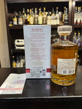 将图像加载到图库查看器中,Hibiki Blossom Harmony 2022 700ml 43%