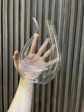 Load image into Gallery viewer, Wine Decanter - Swan
