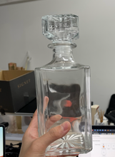 Load image into Gallery viewer, 940ml glass whisky decanter 3mk feature
