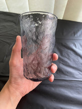 将图像加载到图库查看器中，Ripple designed Beer/Highball Glass 350ml in hand 3mk
